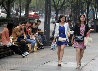 女子抢民警配枪？官方通报